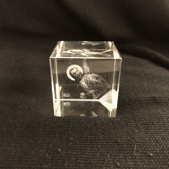 3D Glass paperweight - Picture 2 of 5